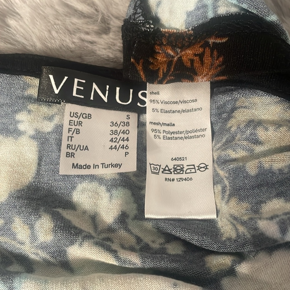 VENUS Fitted Blouse Black and Blue Floral - Picture 6 of 6